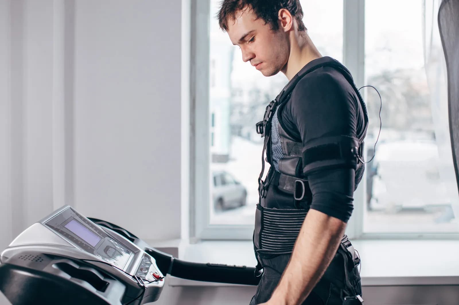 ადამიანი EMS ელექტრული კუნთების სტიმულაციის კოსტიუმში თანამედროვე სპორტდარბაზში